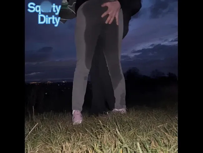 Während ich meine meine Jeans pisse, pinkelt mein Mann über meinen Arsch und ich muss so Heim laufen