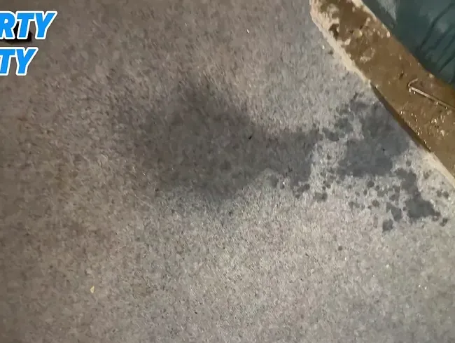 Zwei geile Clips wie das Pipi aus meiner Muschi läuft und spritzt