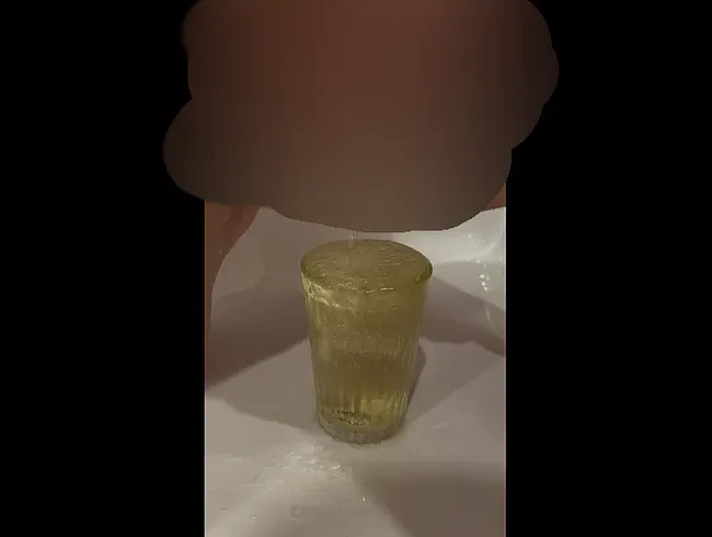 Das Glas bis zum überlaufen voll gepisst ( User Wunsch )