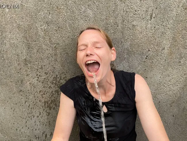 Beim Outdoor pissen erwischt und wie es sich gehört erzogen