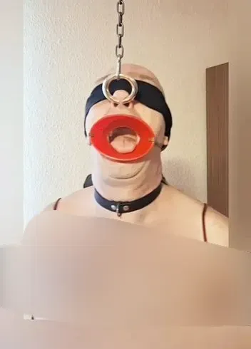 Mit Nasenring fixiert 03.2026