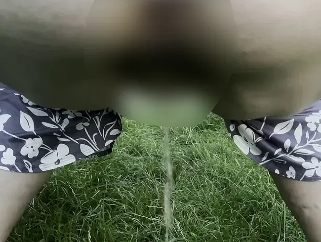 Im Garten pullern obwohl die Nachbarn draußen sind