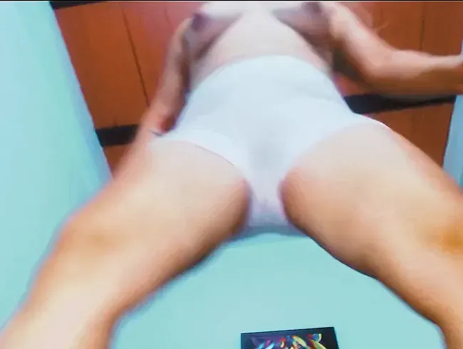 Heiße Latina fickt ihre haarige Muschi hart für dich und pinkelt in ihr Vintage-Höschen.