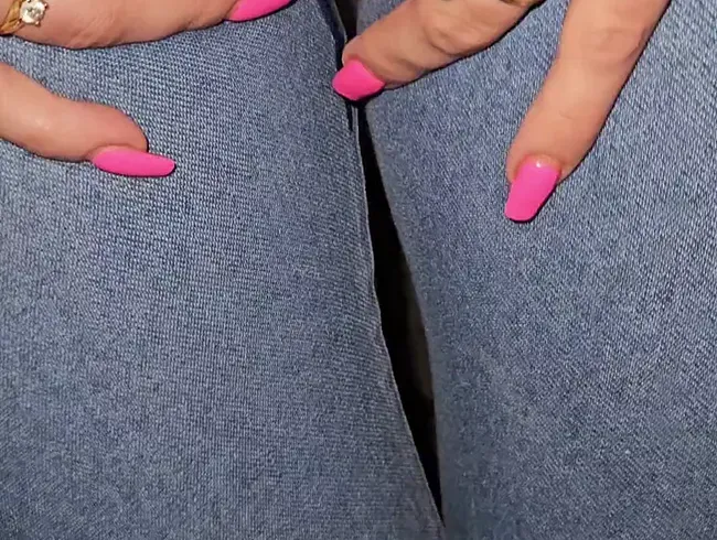 dreckige Pia pinkelt ins Höschen