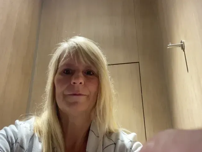 Im Einkaufs centrum auf Toilette