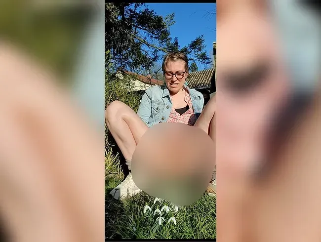 Es ist mal wieder Pinkel Zeit und die Blumen werden dabei auch noch gegossen.