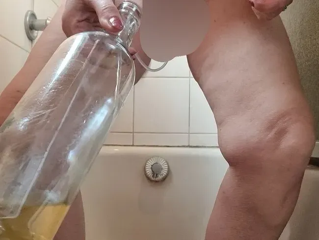 Schlauch in Harnröhre gesteckt! - Pisse läuft in eine Flasche