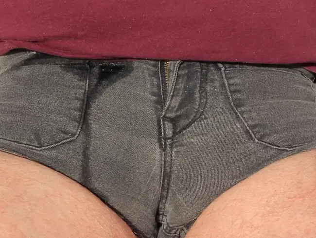 Drei graue Hotpants am Balkon mehrfach eingenässt (Fun in the sun)