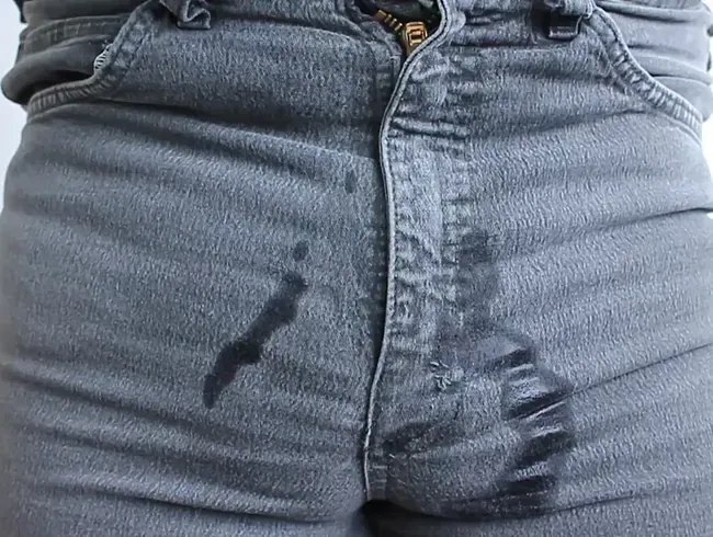 Uralte 80er Stretch-Jeans rausgeholt und eingepisst.