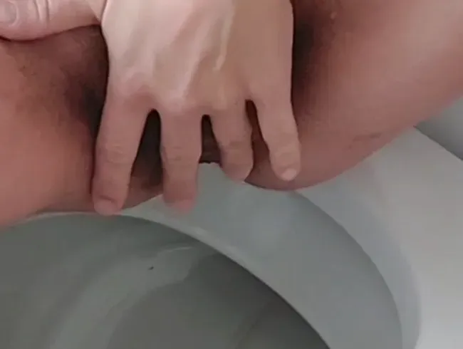 Geil während der Nachtschicht - Ab aufs Klo und die Fotze bearbeiten