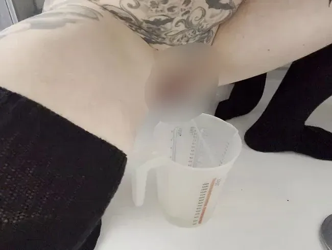 Userwunsch Challenge! Ich pisse in einen Messbecher!