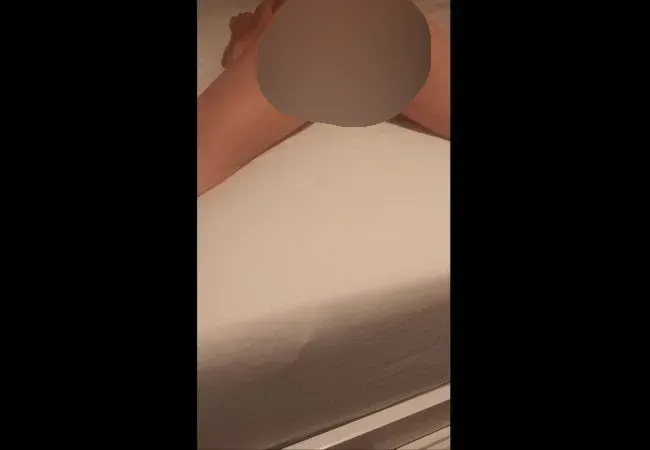 Bis zum Auslaufen auf dem Vibrator gelegen