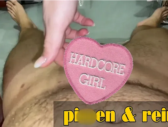 KUMPEL VOR DEM REITEN AUF DEN SCHWANZ GEPINKELT